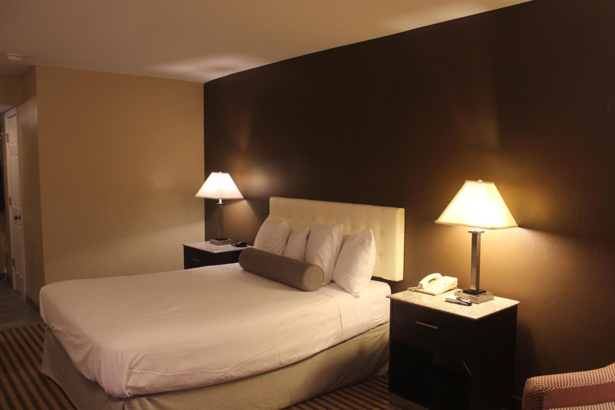 Travelodge By Wyndham Белмаур Экстерьер фото